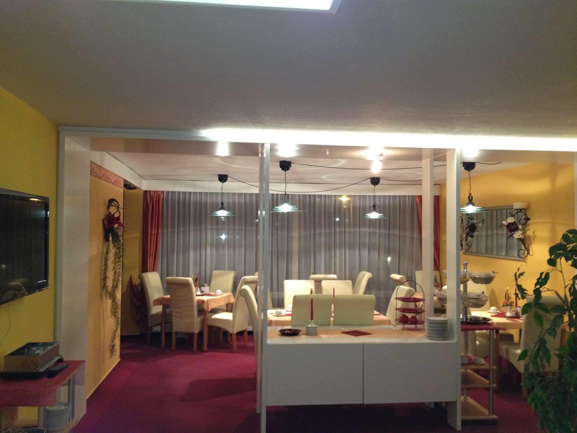 Stadthotel-Garni นอยวิท ภายนอก รูปภาพ