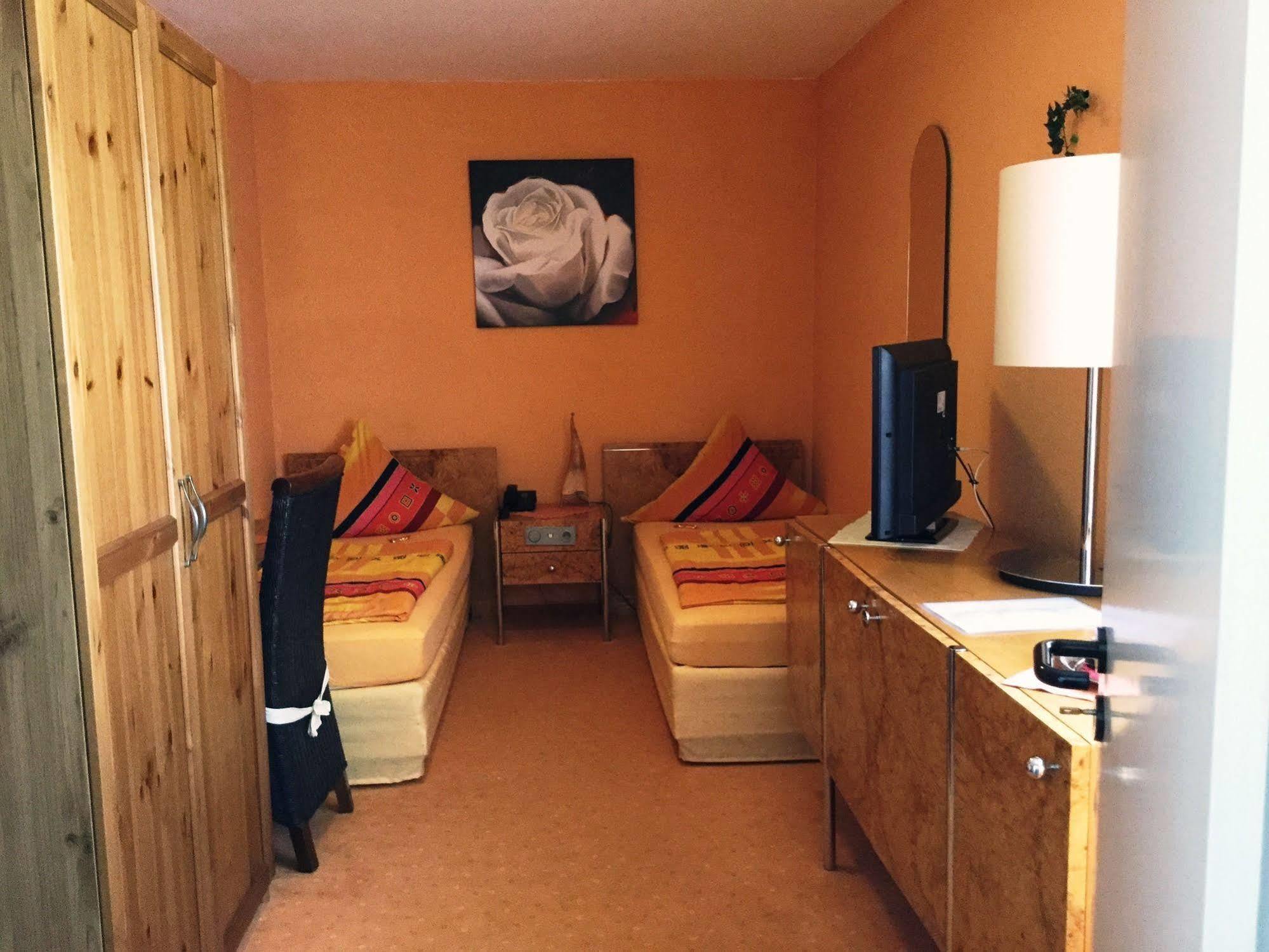 Stadthotel-Garni นอยวิท ภายนอก รูปภาพ